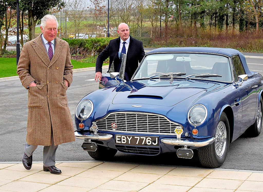 Ökologisches Gespann: Prinz Charles und sein Aston Martin. Beide ernähren sich offenbar gern von Wein und Käse.