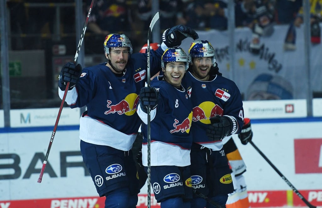 Der EHC Red Bull München führt die DEL-Tabelle an.