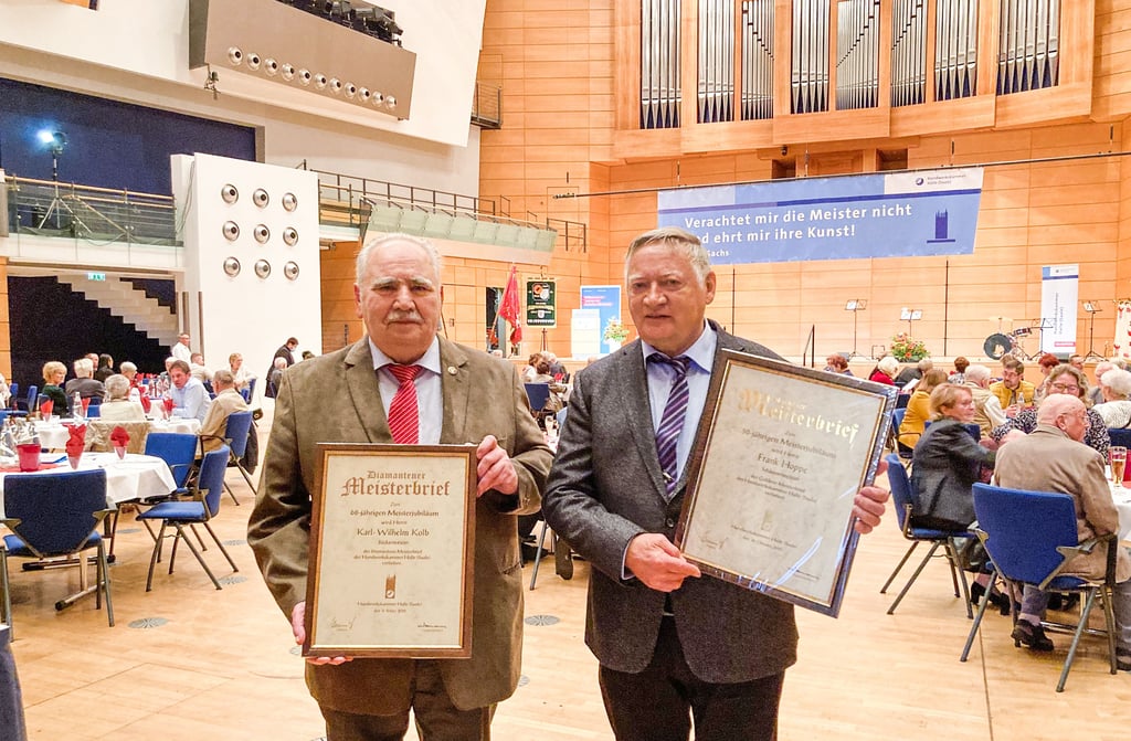 Jahrzehntelange Meistererfahrung: Bäcker Karl-Wilhelm Kolb aus Halle (links) und Schlosser Frank Hoppe aus Bad Lauchstädt