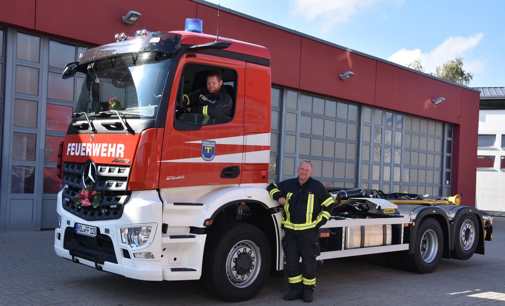 Marcel Wende (li.), Gerätewart der Haldensleber Feuerwehr, und Wehrleiter Frank Juhl sind froh, das neue Wechselladerfahrzeug zu haben. Es ist das zehnte Auto im Fuhrpark der Freiwilligen Feuerwehr Haldensleben.