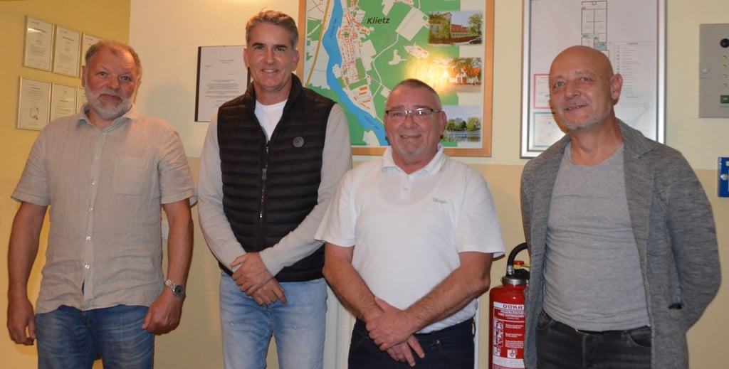 Beworben hatten sich ums Bürgermeisteramt Dirk Hoffmann, Jens Meiering, Harald Bauherr und Torsten Peters (von links), hier nach der ersten Wahl im Schullandheim.