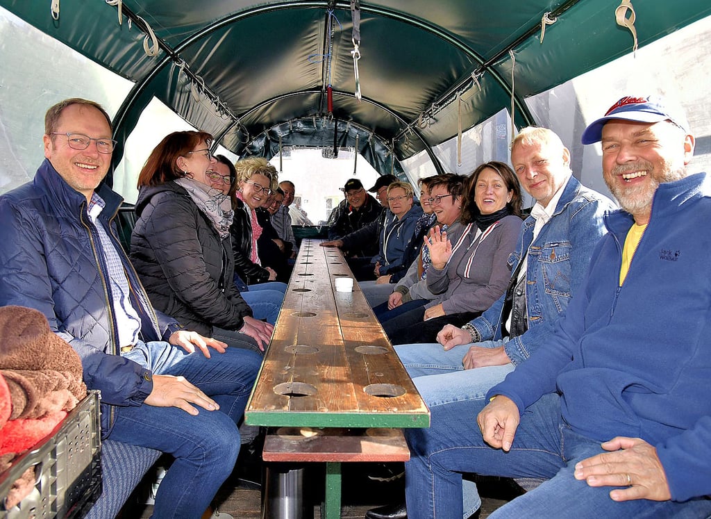 Mit dem Kremserwagen fuhren die ehemaligen Klötzer Allende-Schüler vom Jahrgang 1985 bestens gelaunt ins Kuseyer Ostalgiemuseum und schauten sich in dem Haus um.