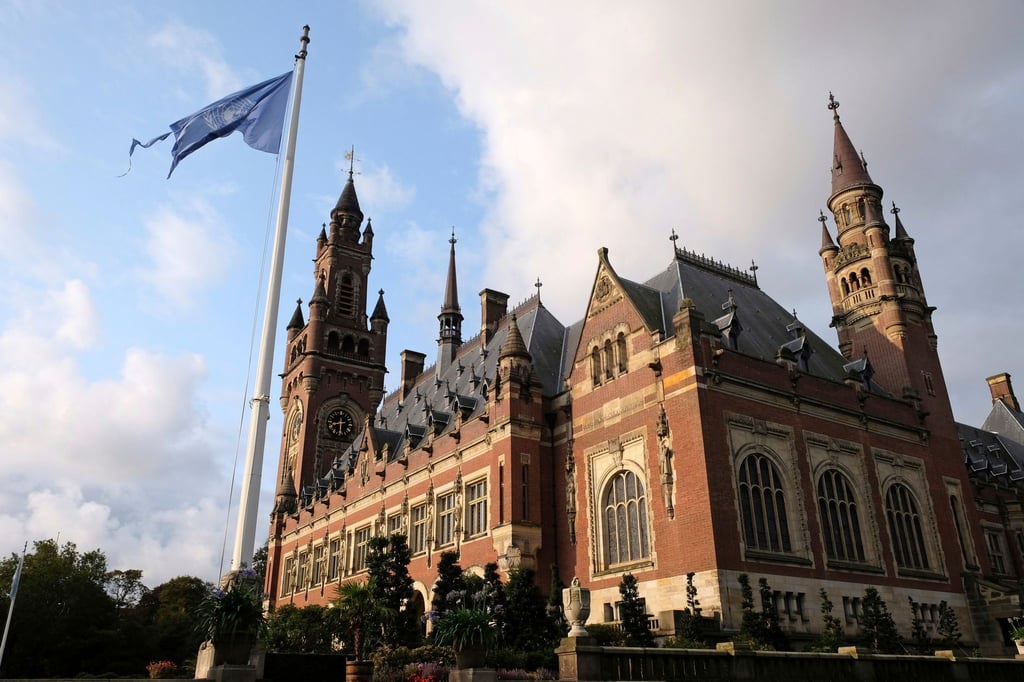 Die Flagge der Vereinten Nationen weht im Wind vor dem Internationalen Gerichtshof in Den Haag. Im Grenzkonflikt zwischen Somalia und Kenia hat der Internationale Gerichtshof die Meeresgrenze zwischen beiden afrikanischen Staaten neu bestimmt.