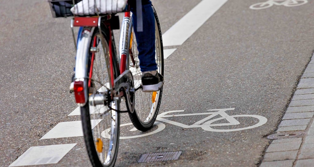 Sogenannte Fahrradschutzstreifen sollen den Radverkehr auf den Straßen sicherer machen. Sie müssen durch Markierungen vom Rest der Fahrbahn abgegrenzt werden. Autos dürfen ihn nur nutzen, wenn gerade kein Rad auf ihm fährt. Ansonsten hat hier der Radverkehr vorrang.