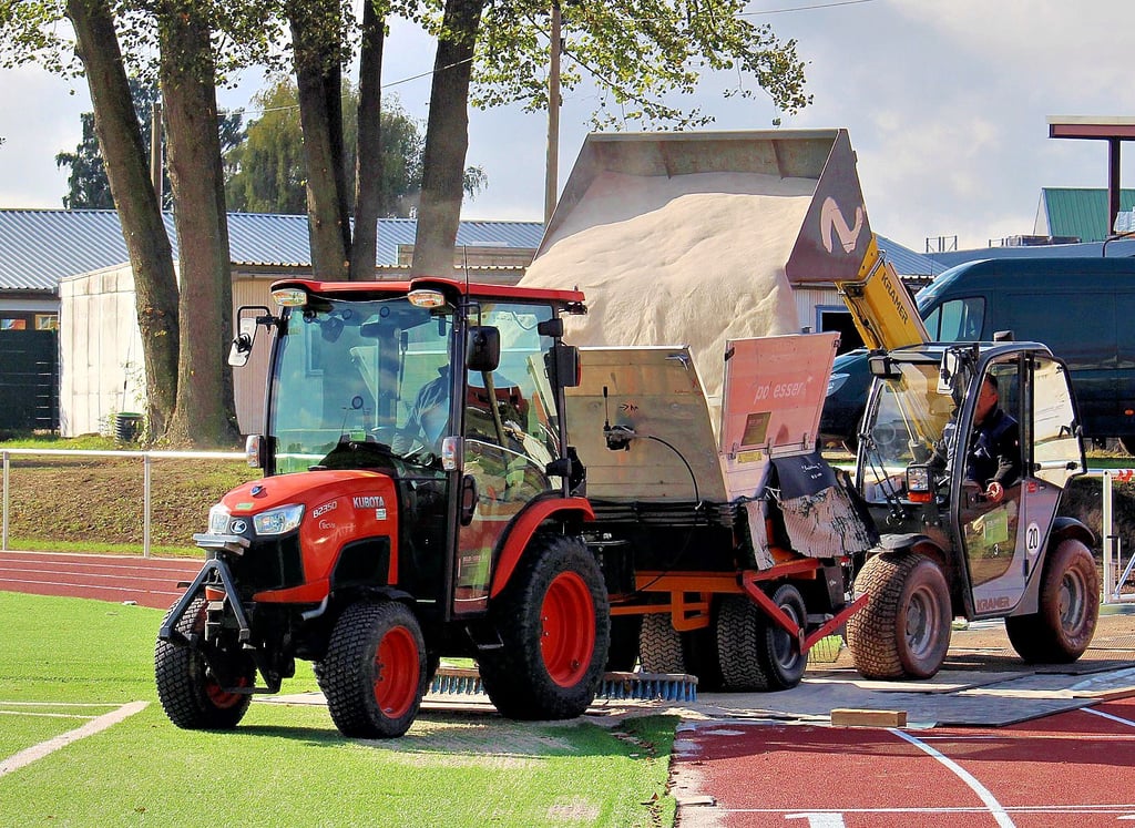 Vor dem Fußball kommt der Sand: Gut 100 Tonnen Quarzsand werden auf dem neuen Kunstrasen im Jahnstadion verteilt, um ihn stabil und bespielbar zu machen.