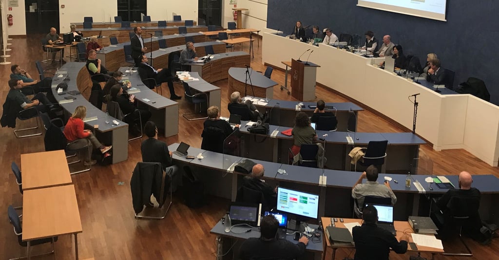 Leere Stühle im Hintergrund: Während der Abstimmung zum Schülerticket haben die aus dieser Perspektive an der hinteren Wand platzierten Fraktionen von AfD und CDU geschlossen den Magdeburger Ratssaal verlassen.