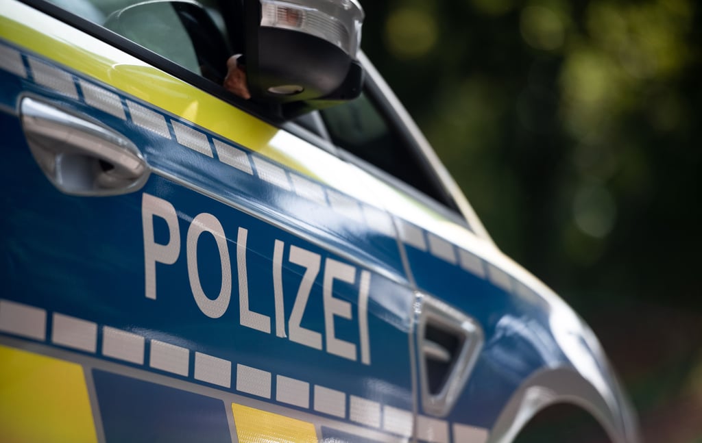 Ein 16-jähriger polizeibekannter Jugendlicher hat am Samstag (23. Oktober) einen 16-Jährigen kontaktiert und diesem dessen Handy, was ihm zuvor unter Gewalt weggenommen worden war, für Geld angeboten. Beim Treffpunkt konnte der Täter gestellt werden.