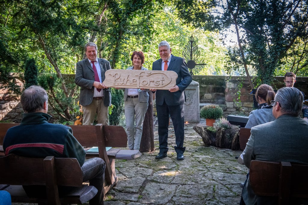 Jost Arnold von der Ruheforst Deutschland GmbH kam nicht mit leeren Händen. Er überreichte Marlis Vogel und Markus Feußner ein Holzschild.