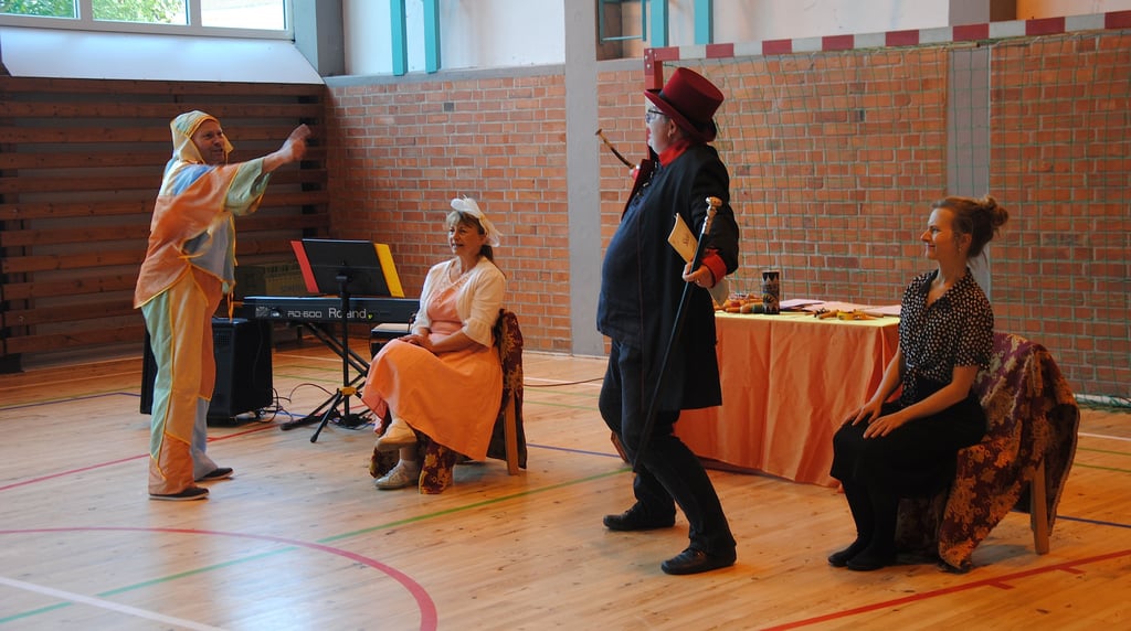 Kobold Kolobras (Matthias Bega, von links), Madame Jig (Ines Mainz) und der Professor (Kaspar Mainz) versuchen alles, um Elise (Annika Steinbach) vor ihrem Gesangsauftritt Mut zuzusprechen.