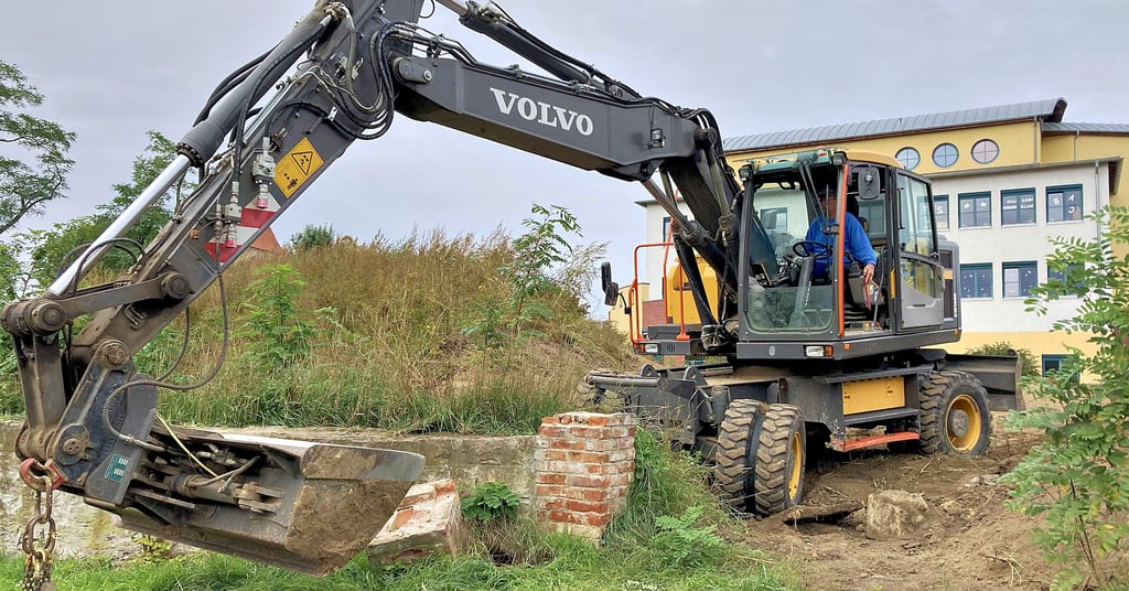 In diesen Tagen sind die bauvorbereitenden Arbeiten angelaufen, als nächstes wird von einem Stendaler Unternehmen die Bodenplatte für den Anbau der Ottersleber Grundschule erstellt. Der für Januar 2023 angepeilte Bezug kann nicht eingehalten werden.
