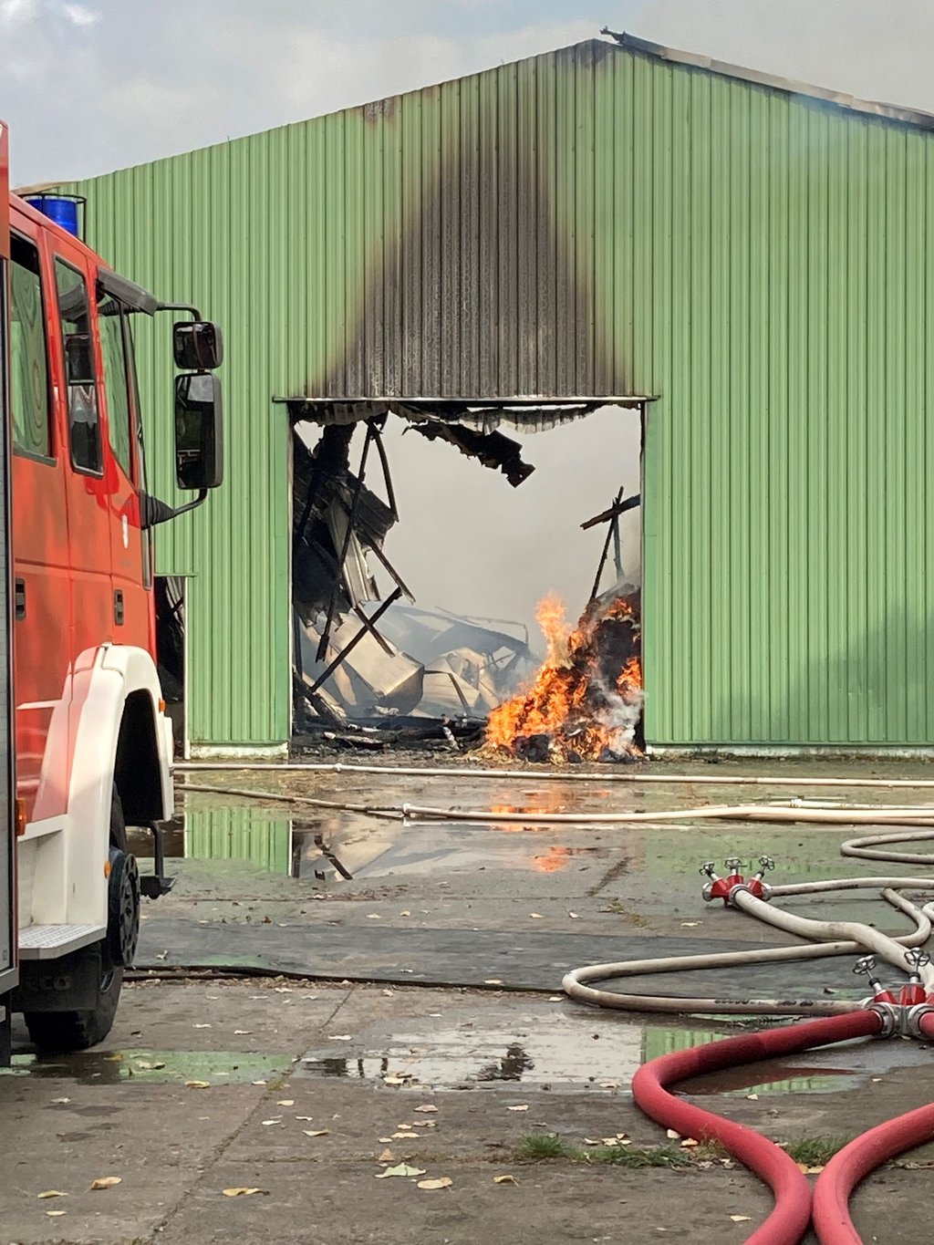 Eine Halle in Schafstädt, die mit Stroh und landwirtschaftlichen Erzeugnissen gefüllt war, brannte ab.