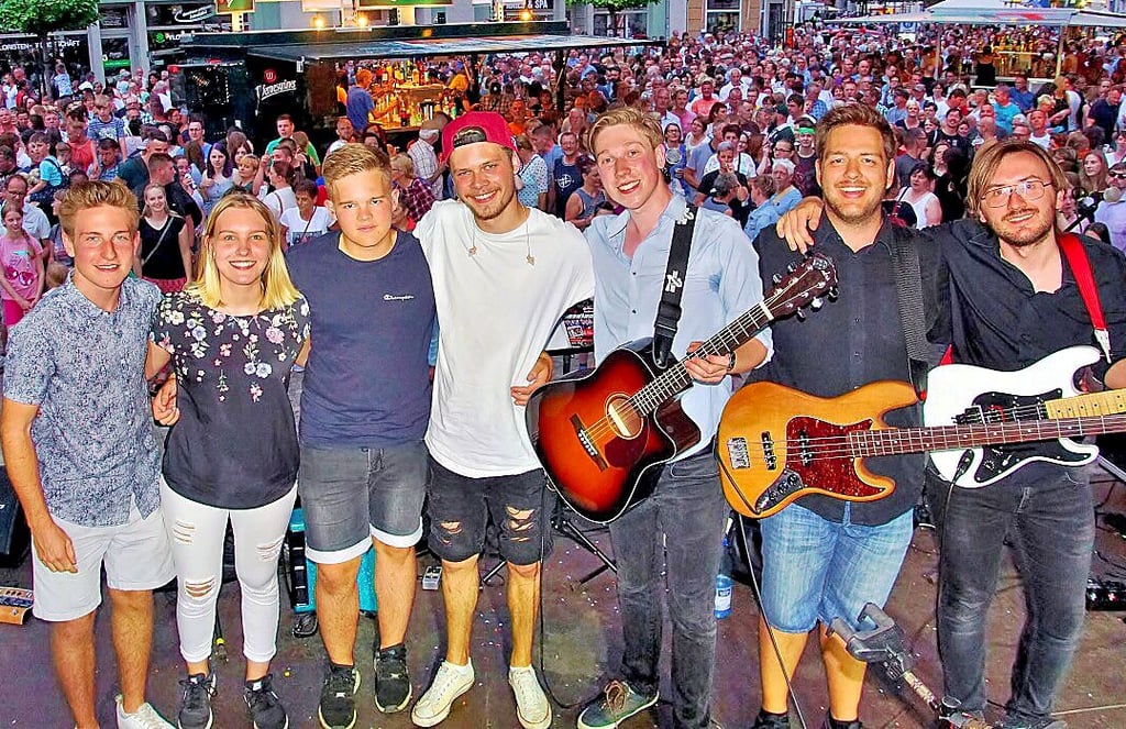 Die Band „Tick2Loud" ist beim Rolandfest 2019 in Stendal vor großem Publikum aufgetreten.