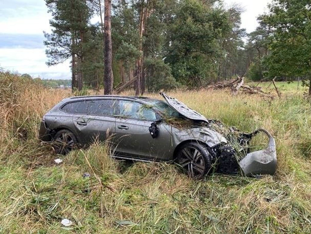 Der Pkw wurde von der Autobahn geschleudert.