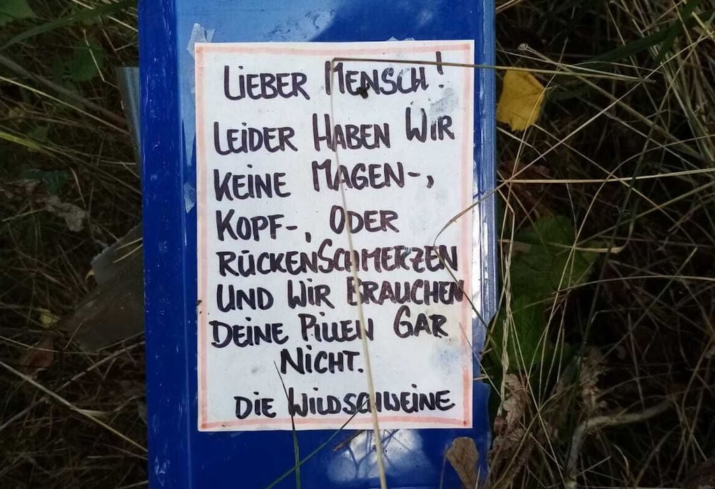 Müll am Wegrand bei Kakerbeck ist mit Sprüchen kommentiert.