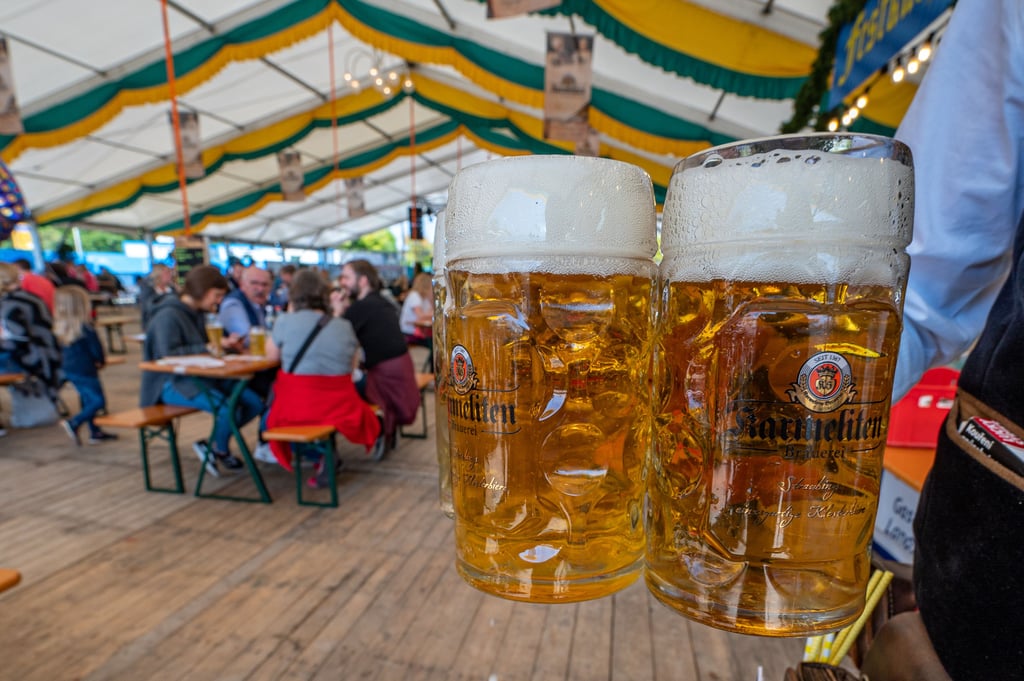 Ein Mann mit zwei Maß Bier - mit slchen Mengen gaben sich die nun ertappten Schmuggler nicht zufrieden.