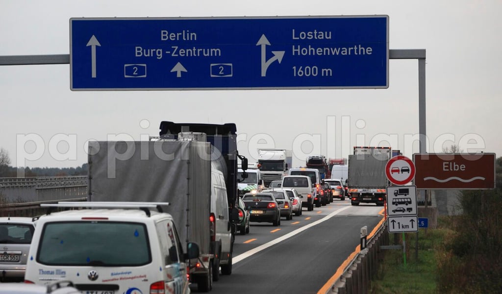 Stau auf der A2: Intelligente Antennensysteme mit 5G-Technik aus Magdeburg könnten solche Verkehrsballungen künftig seltener machen. Die Entwickler präsentieren das System derzeit beim Weltkongress für Intelligente Transportsysteme (ITS) in Hamburg.