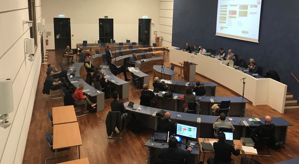 Finale der Ratssitzung am 11. Oktober gegen 21.15 Uhr. Die Abstimmung zum Grünen-Antrag in Sachen Schülerticket und zu Änderungsanträgen von Linke und SPD läuft noch. Die Abgeordneten von AfD und CDU, an der hinteren Wand mit den drei Türen platziert, haben den Saal verlassen.