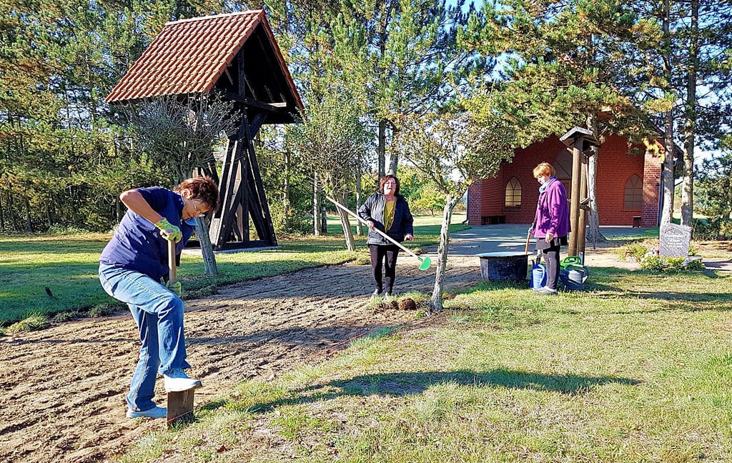 Auf dem Jahrstedter Friedhof sorgten Frauen für eine gerade Kante zwischen Hauptweg und Rasen.