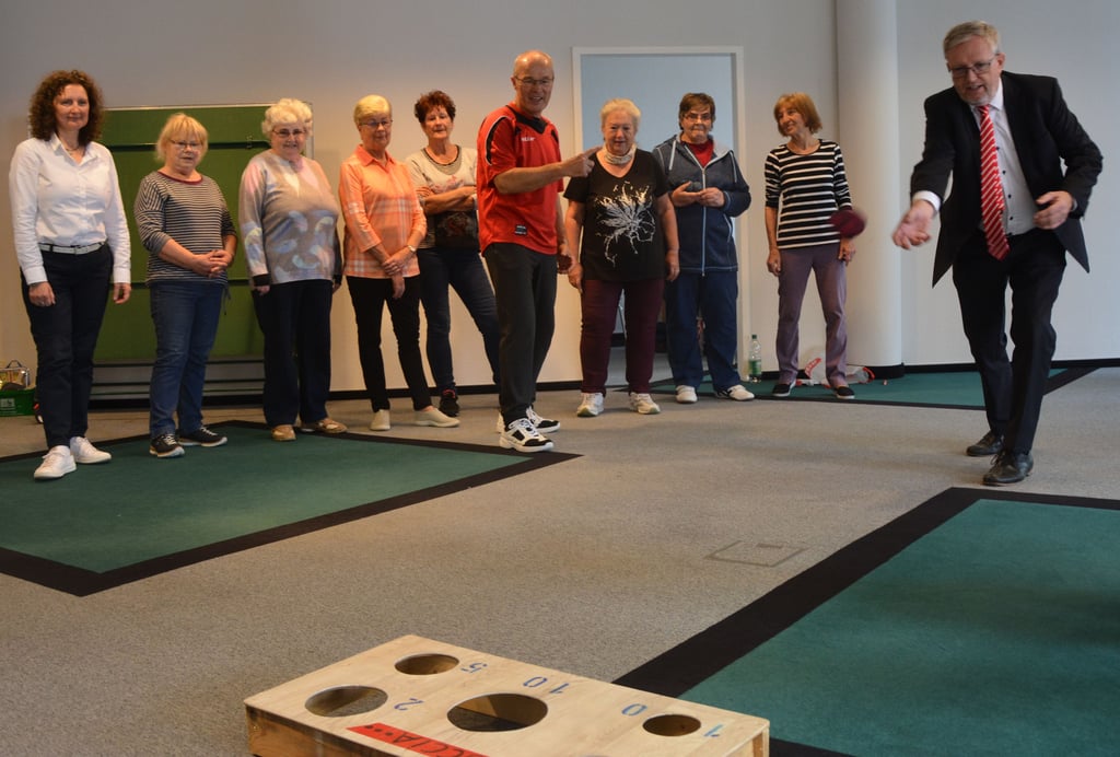 Sparkassen-Vorstand Norbert Dierkes macht beim Boccia in den Räumen von benvivo am Burger Markt eine gute Figur. Das Kreditinstitut hat eine Crowdfunding-Aktion zugunsten der gemeinnützigen Gesellschaft gestartet.