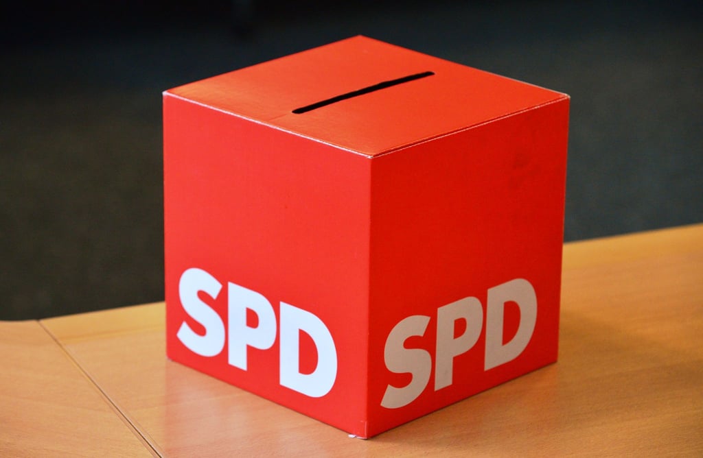 Eine Wahlurne mit der Aufschrift „SPD“. In Nordrhein-Westfalen und Baden-Württemberg zeigen aktuelle Umfragen deutliche Zuwächse für die Sozialdemokraten.