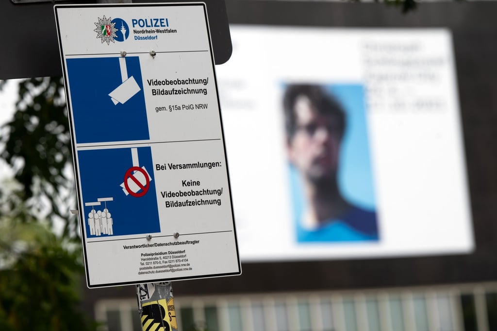Ein Schild weist auf die Video-Überwachung in der Altstadt von Düsseldorf hin.