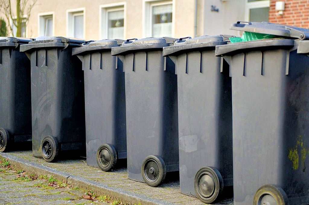 Die Entgelte für die Restmülltonnen sollen ab 2022 leicht steigen.