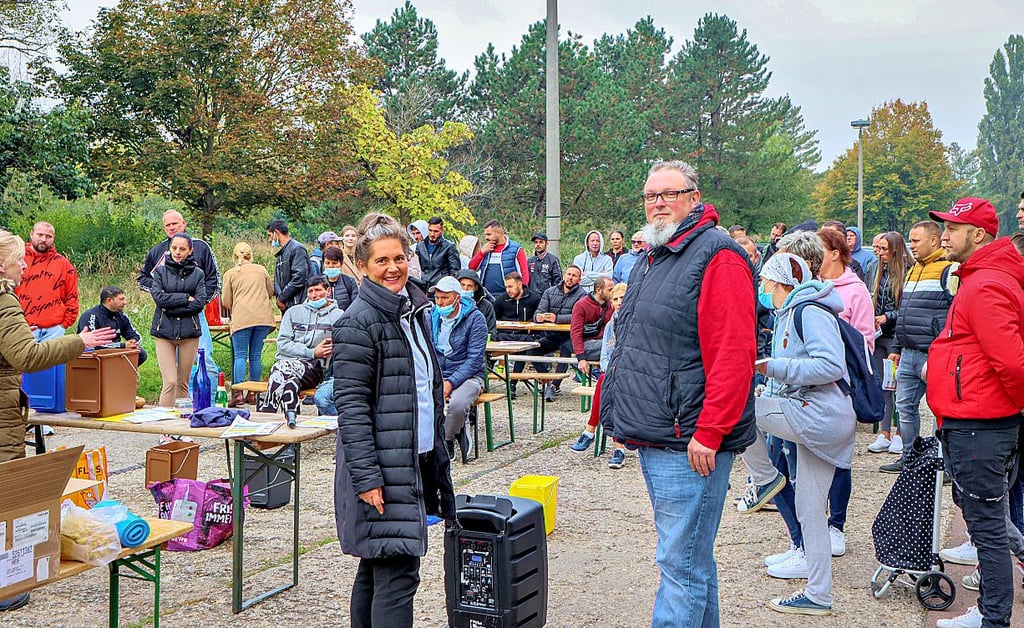 Initiatorin Elke Simon-Kuch und Heino Dallmann von den Tönnies Immobilien Services bei der sehr gut besuchten Abfallschulung