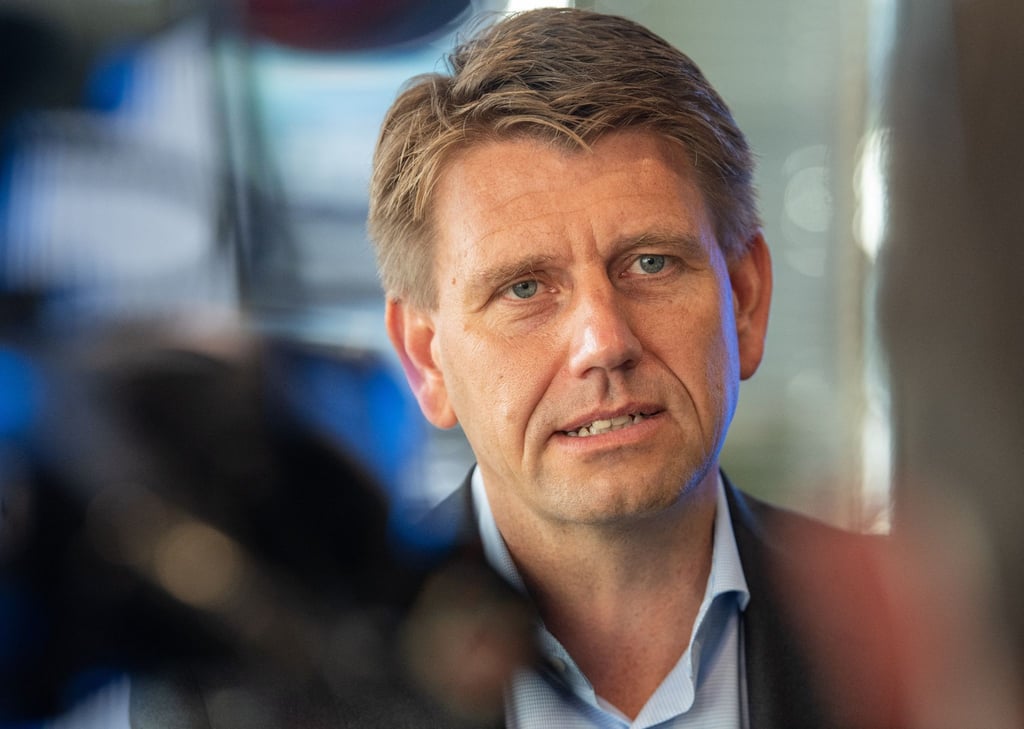 Der Vorstandsvorsitzende der TeamViewer AG, Oliver Steil, im Foyer des Unternehmenssitzes.