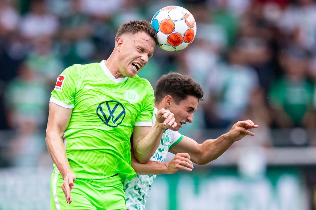 Wolfsburgs Yannick Gerhardt (l) hat sich eine Prellung am Mittelfuß zugezogen.