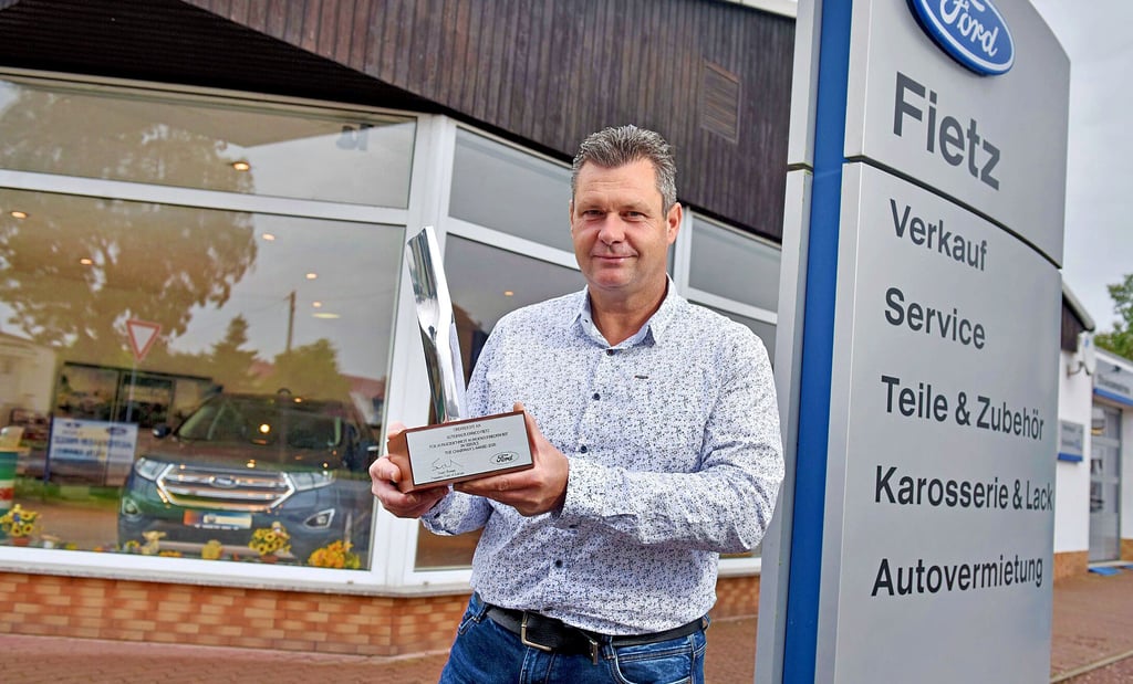 Enrico Fietz, der Chef des Ford-Autohauses in Altjeßnitz, hat zum dritten Mal den Preis für Kundenzufriedenheit im Service erhalten.