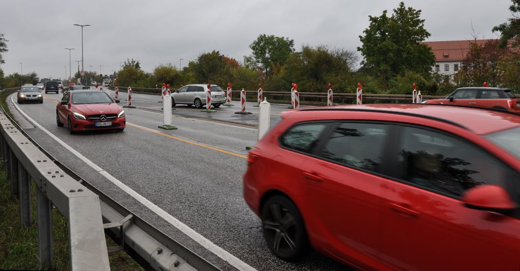 Nur einspurig und mit Tempo 50 kann der Verkehr aktuell die Ringbrücke Halberstädter Straße in Magdeburg passieren. Schuld sind die für höhere Geschwindigkeiten nicht mehr regelkonformen Geländer. Für mehr als eine halbe Mllion Euro will die Stadt sie jetzt ersetzen lassen.