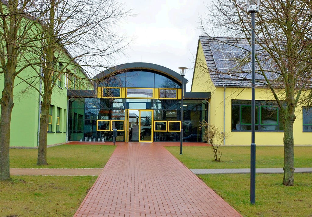 Die Grundschule in Mieste mit ihrem Hortbereich im Haus mit der gelben Fassade: Der Hort ist zu klein. Ein Anbau soll mehr Platz schaffen. Schon jetzt sind es 100 Kinder, die den Hort besuchen. 25 Kinder sind in einem Container untergebracht.