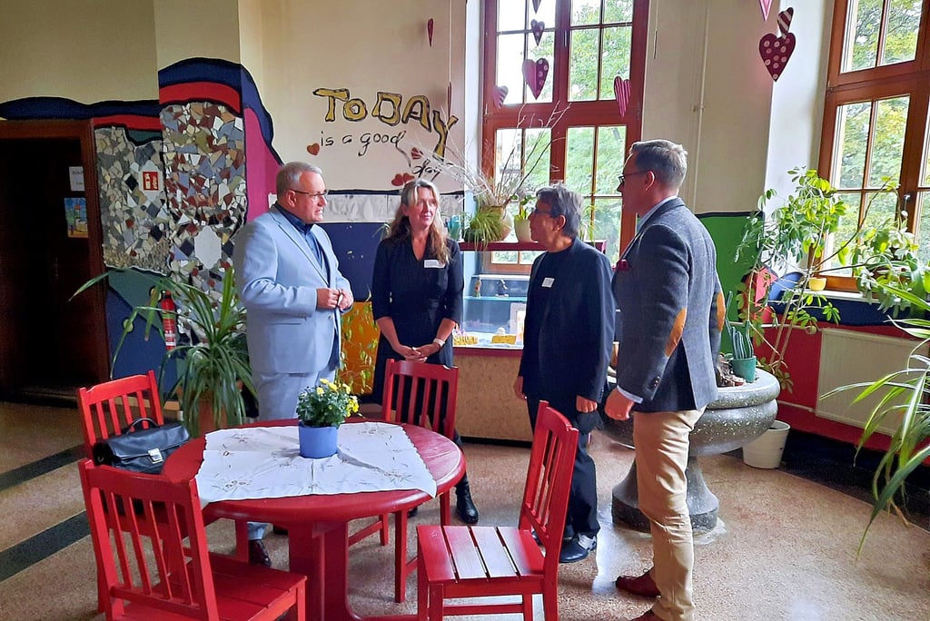 Landrat Götz Ulrich, Schulleiterin Heike Stuke, Architekt Wolfgang Kühn und Oberbürgermeister Christian Thieme tauschen sich über die Zukunft der Pestalozzischule aus.