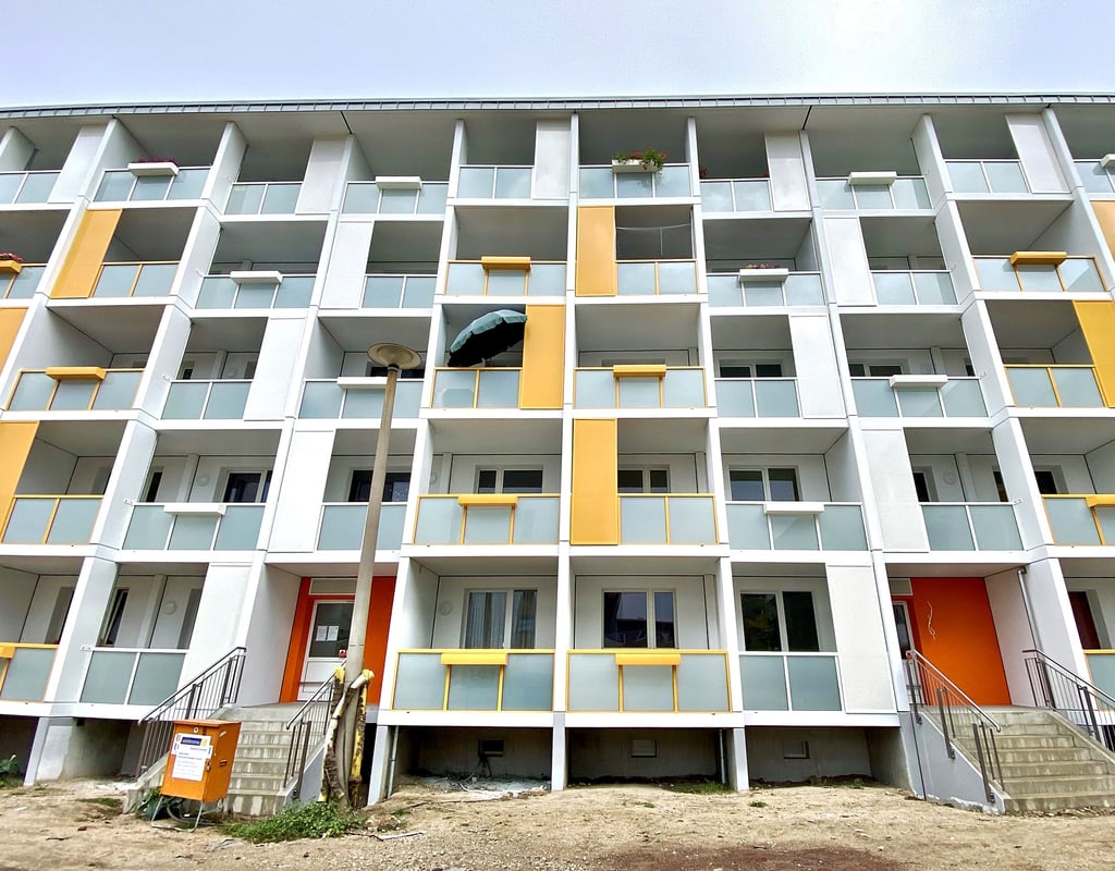 Wohnblock Flössergasse Wohnungsverein, die Balkone sind erneuert, die Rüstung wird abgebaut