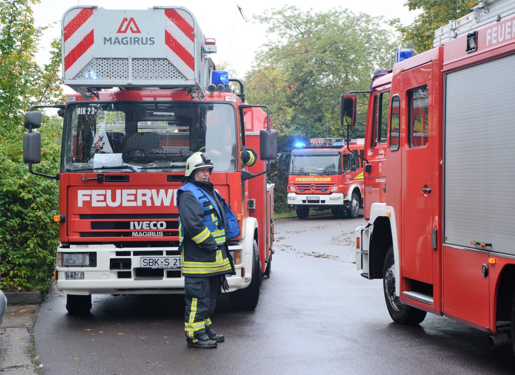 Feuerwehren in der Garbsener Straße.