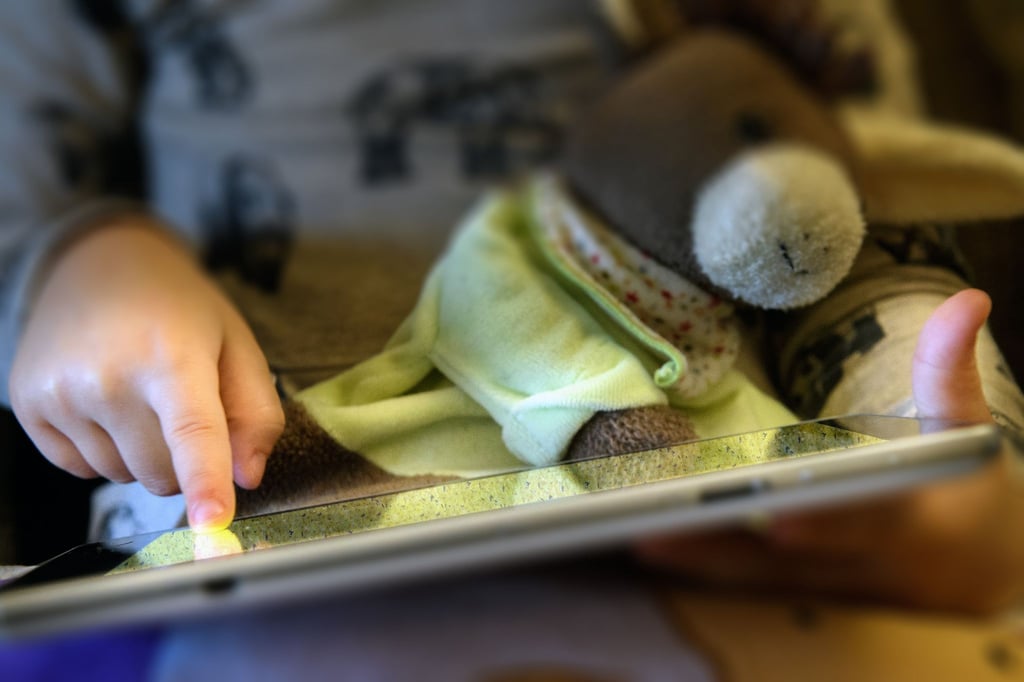 Wer abends Smartphones, Tablets und andere elektronische Geräte benutzt, schläft schlechter.