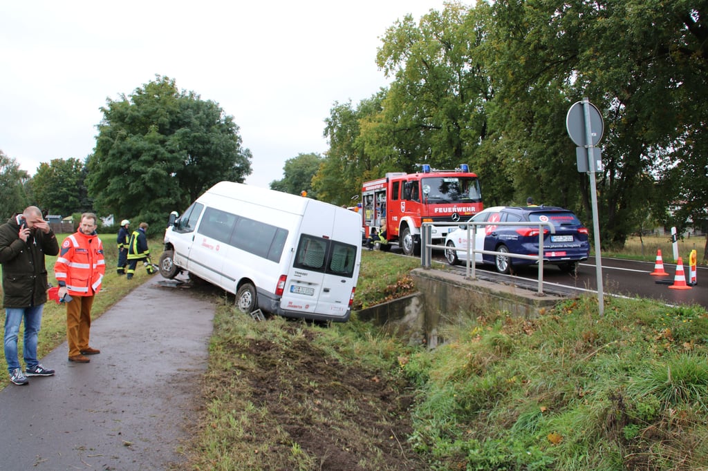 Die Bundesstraße 184 ist voll gesperrt, stundenlang sind Retter, Polizei und Feuerwehr im Einsatz.