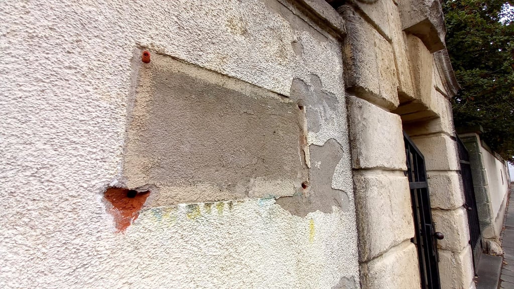 Hier war die Gedenktafel angebracht.