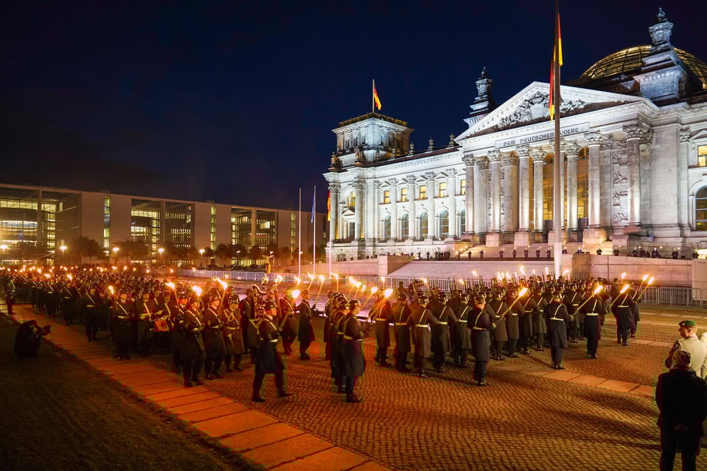 Soldaten mit Fackeln vor dem Reichstag. Nicht jeder fand die Zeremonie angemessen.