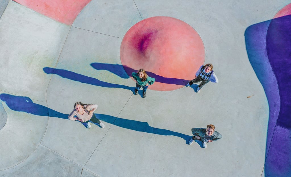 Hoch gesteckte Ziele: Lucy Konarski (v.l.), Juliette Wagner, Anna Schiebel und Maximillian Frey auf der neuen Skaterbahn in Pouch