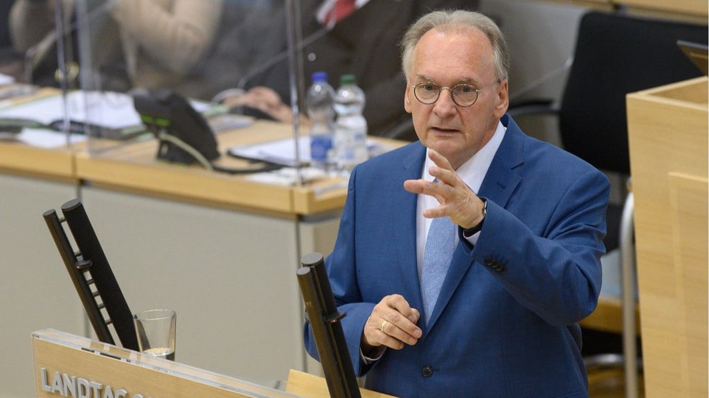 Sachsen-Anhalts Ministerpräsident Reiner Haseloff will die Wirtschaft im Land mit einem "Neustart-Programm" ankurbeln.