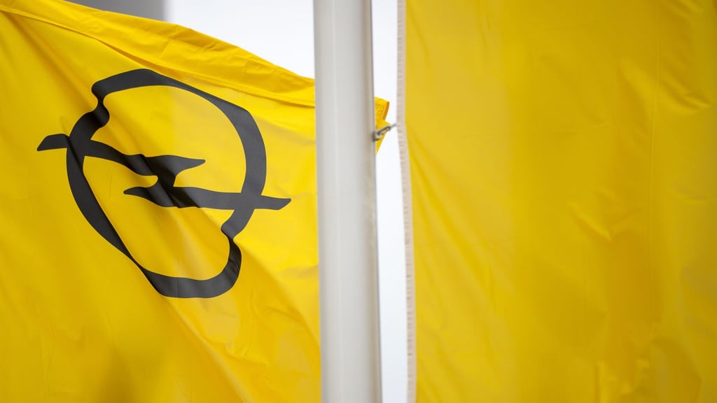 Wegen der drohenden Zerschlagung von Opel hat die IG Metall Protestaktionen angekündigt. Foto: Michael Reichel/dpa