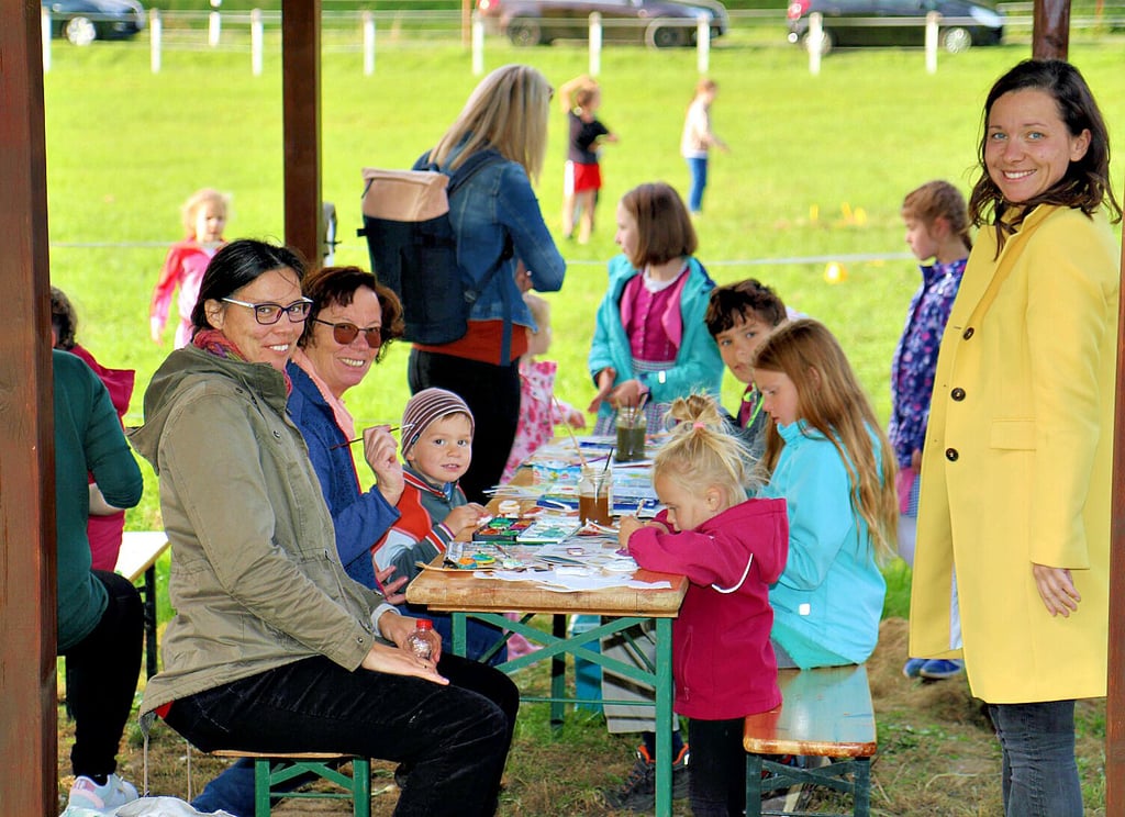 Zum Vereinsfest des RFV Zäckwar nutzen die Kinder die Möglichkeit, sich kreativ zu betätigen. Dank einer finanziellen Unterstützung und Eigenmitteln wird der Reitplatz nun bald ganzjährig nutzbar sein.