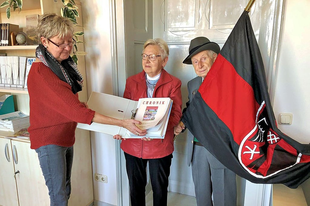 Silke Künzel (li.) vom Weißenfelser Stadtarchiv übernimmt die Chronik der Sudetendeutschen von Maria Hannebach und Wilfried Schreier.
