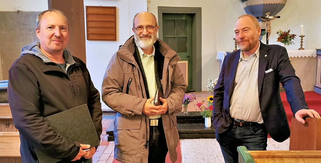 Remo Schwerin (von links) und Superintendent Matthias Heinrich unterhielten sich vor dem Vorstellungsgottesdienst mit dem neuen Klötzer Pfarrer Ronald Höpner (rechts).
