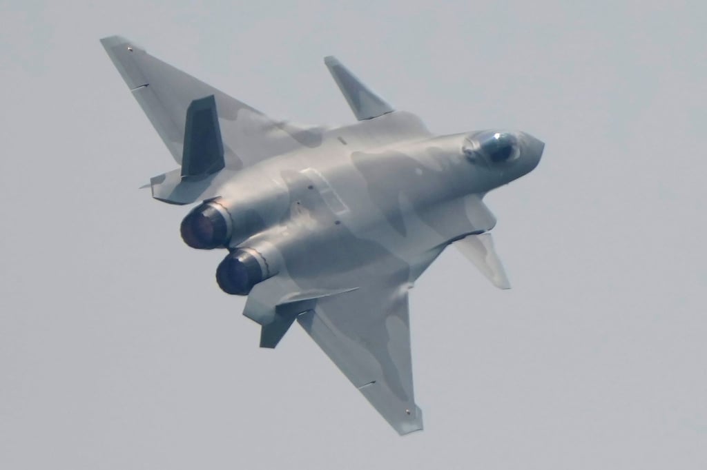 Ein chinesisches Tarnkappenflugzeug wird bei einer Luftfahrtausstellung präsentiert.