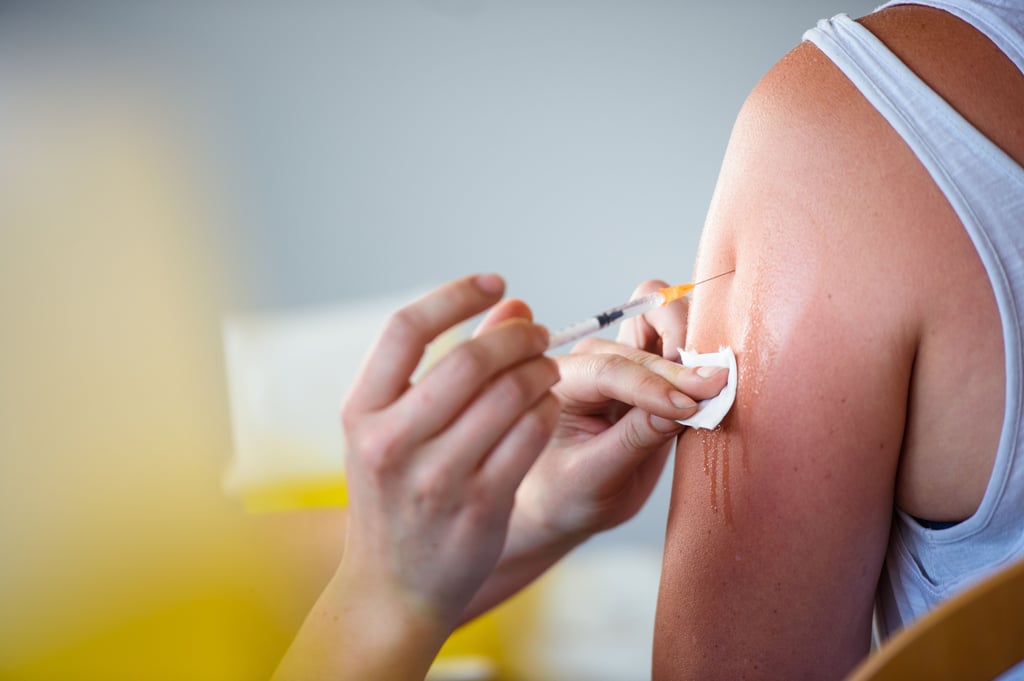 Impfung eines Patienten: Trotz vollständigen Impfschutzes kommt es immer wieder zu einer Ansteckung mit dem Corona-Virus. Kommt es zu symptomatischen Verläufen, bleiben diese meist milde. Vor allem bei Älteren gibt es selten aber auch schwerere Verläufe.