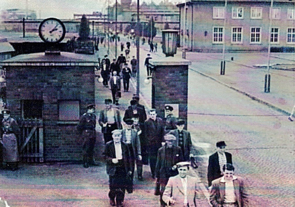 Viele Jahrzehnte war dieser Eingang zum Eisenwerk für viele Beschäftigte der tägliche Gang zur Arbeit. Horst Mogge hat diese Aufnahme in seinem Fotoalbum gefunden.