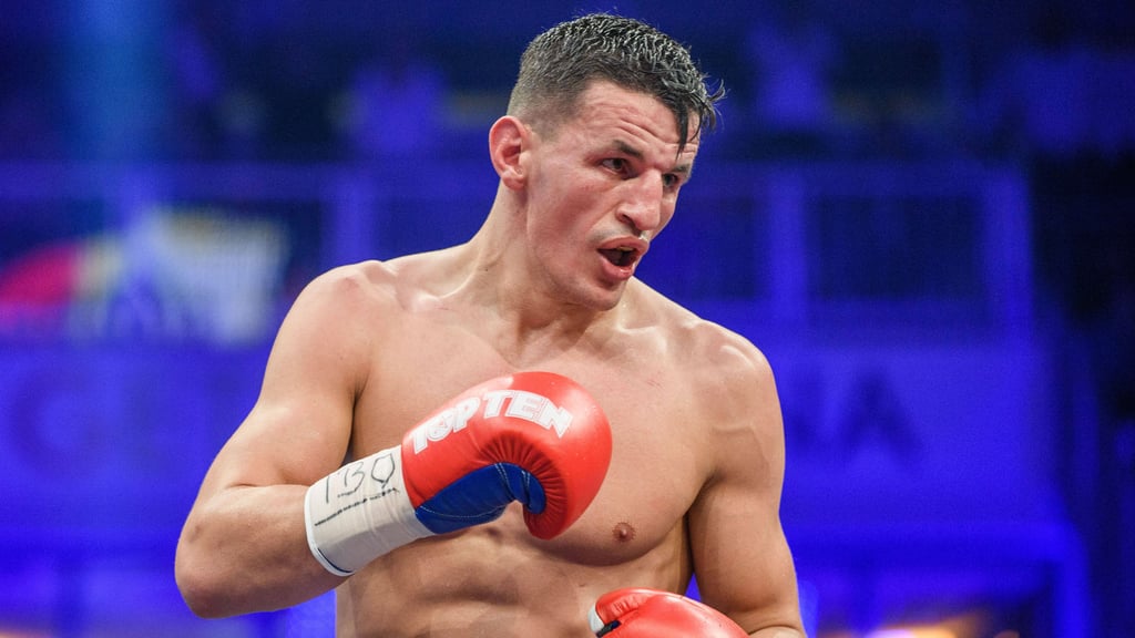 Boxprofi Robin Krasniqi fühlt sich um seinen WM-Gürtel betrogen und legt Protest ein.