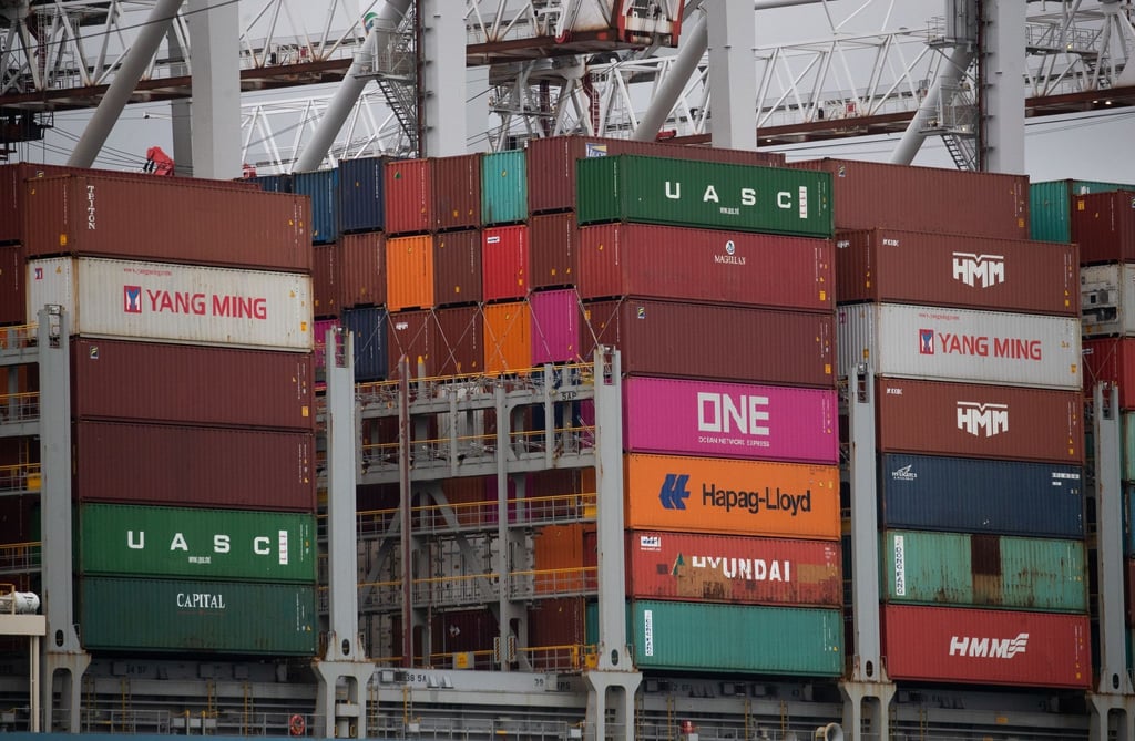 Ein Containerschiff im Hafen von Southampton (Archivbild).